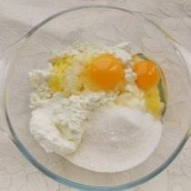 Смешиваем творог, яйцо, сахар и ванилин