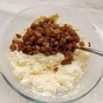Добавляем замоченный ранее изюм