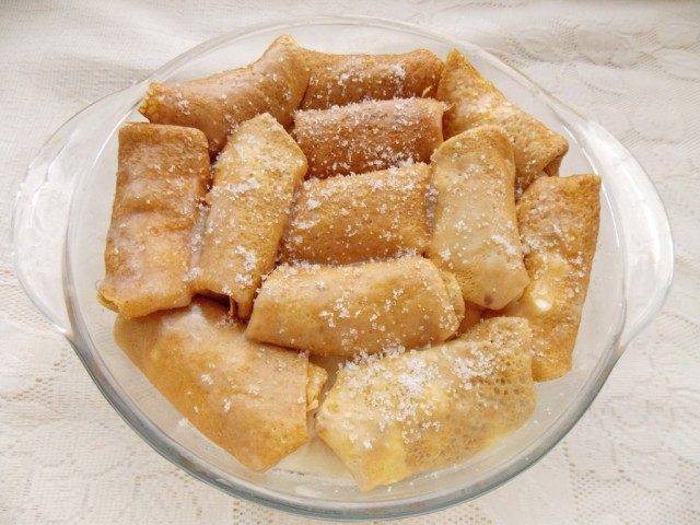 Третий слой смазываем маслом, присыпаем сахаром, накрываем и ставим томиться