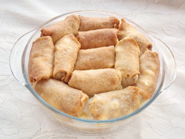 Томлёные в сметане налистники с творогом