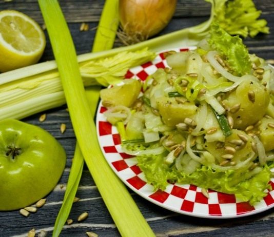 Постный картофельный салат с сельдереем и яблоком