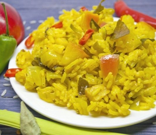 Вегетарианский рис карри с яблоками