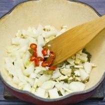 Обжариваем корневой сельдерей, репчатый лук, перец чили