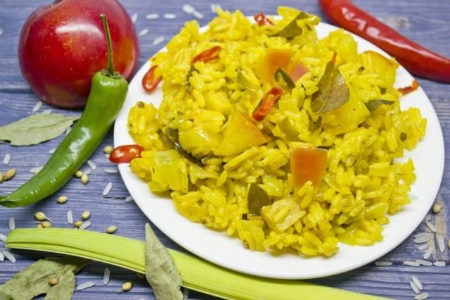 Вегетарианский рис карри с яблоками