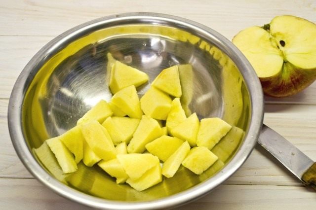 Очищаем и нарезаем яблоки