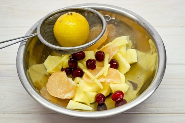 Выжимаем сок из свежего лимона