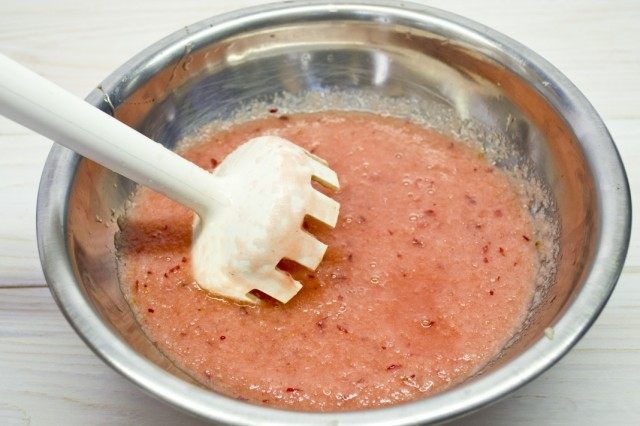 Измельчаем ингредиенты блендером
