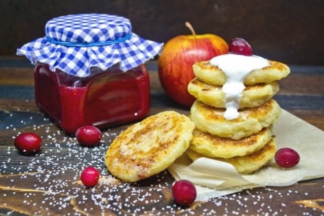Яблочные сырники с начинкой из клюквы с апельсином