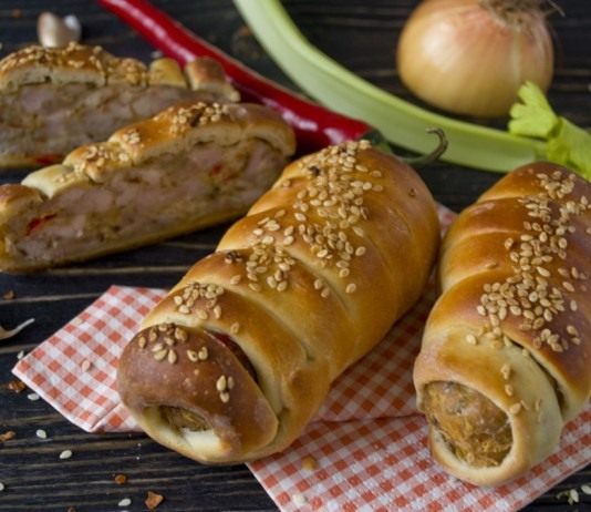 Домашние куриные сосиски с острыми приправами в дрожжевом тесте