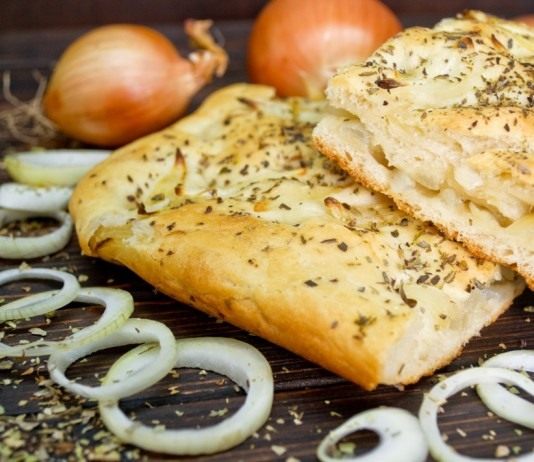 Постный хлеб с луком в духовке – итальянская фокачча