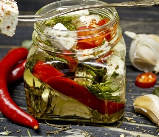 Маринованный сыр фета