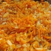 Обжаренная луково-морковная начинка для торта из печёночных блинов