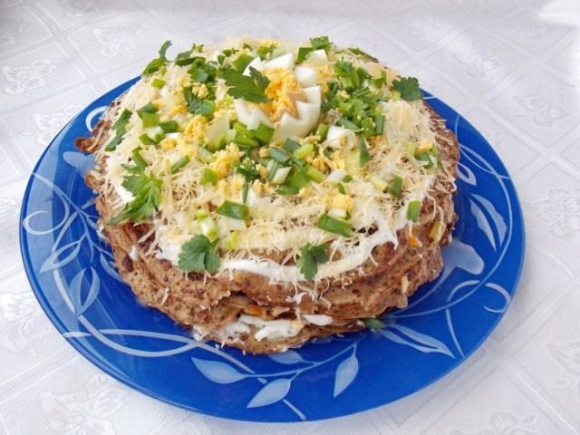 Блинный торт из печени с начинкой
