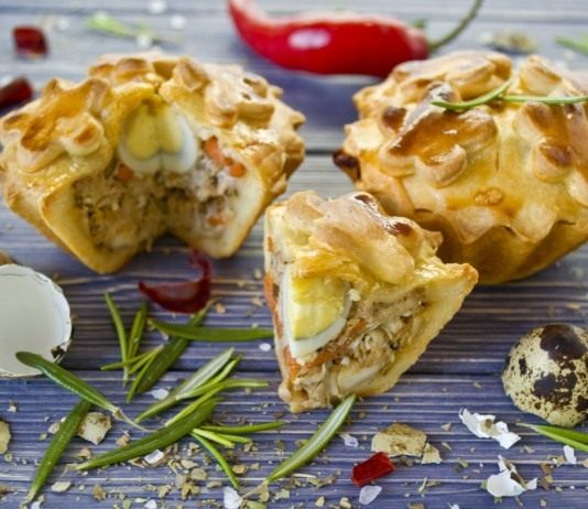 Пирожки из заварного песочного теста в формочках для кексов