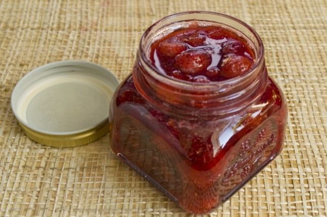 Разливаем джем из садовой земляники по банкам