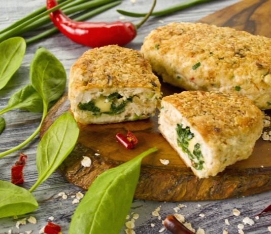 Куриные котлеты из куриной грудки со шпинатом и сыром