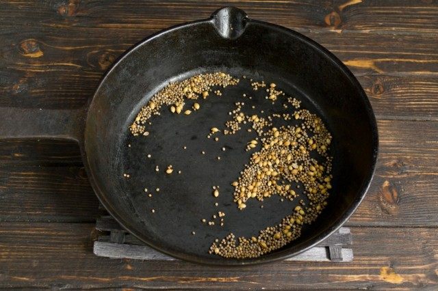 Обжариваем кориандр и корицу