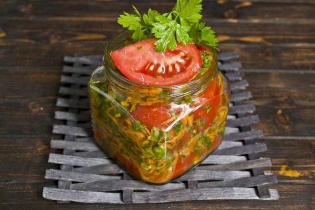 Выкладываем маринованные по корейски томаты в банку