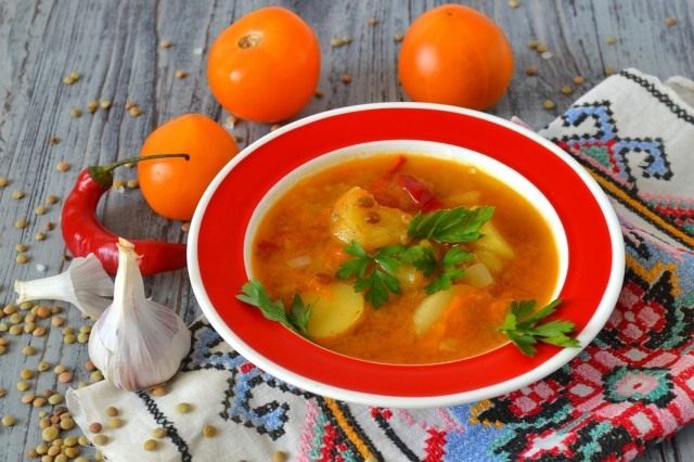 Суп с чечевицей, желтыми помидорами и молодой картошкой Суп с чечевицей, желтыми помидорами и молодой картошкой