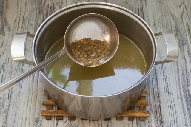 Вынимаем курицу и зелень петрушки Вынимаем курицу и зелень петрушки