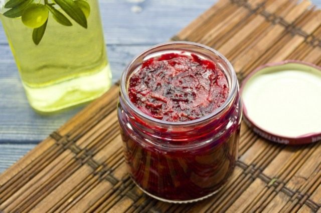 Заполняем банки икрой из свёклы