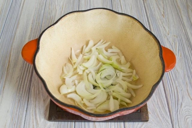 Пассеруем нарезанный полукольцами репчатый лук
