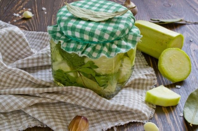 Консервированные кабачки с укропом и чесноком Консервированные кабачки с укропом и чесноком