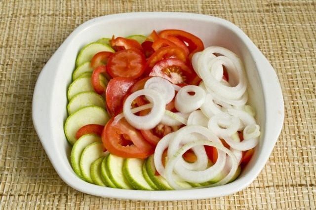 Добавляем нарезанный кольцами репчатый лук Добавляем нарезанный кольцами репчатый лук