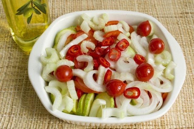 Перемешиваем с солью, сахаром и оливковым маслом Перемешиваем с солью, сахаром и оливковым маслом