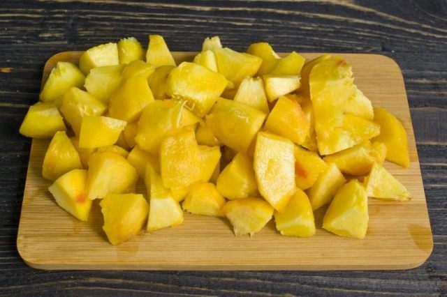 Нарезаем персики крупными кубиками