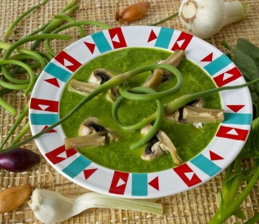 Суп-пюре со шпинатом, стрелками чеснока и грибами - Постные блюда Суп-пюре со шпинатом, стрелками чеснока и грибами