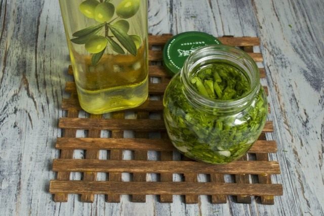 Заполняем банки зеленью и заливаем маслом