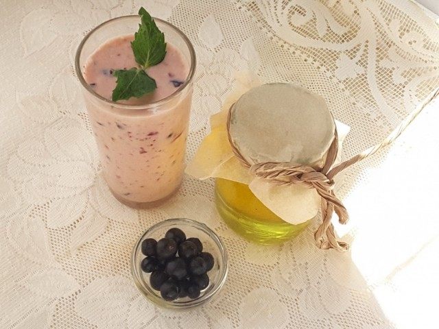Смузи из чёрной смородины с мёдом Смузи из чёрной смородины с мёдом
