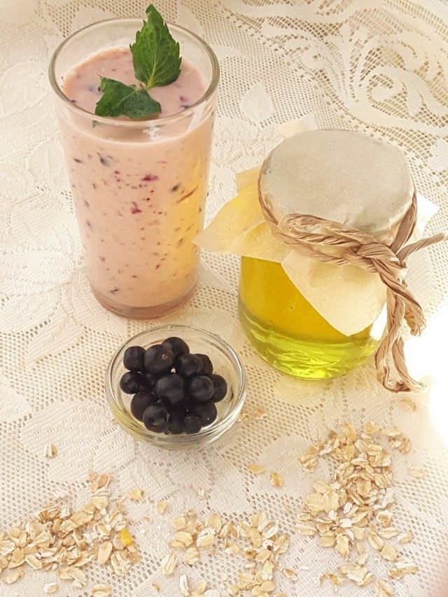 Смузи из чёрной смородины с мёдом