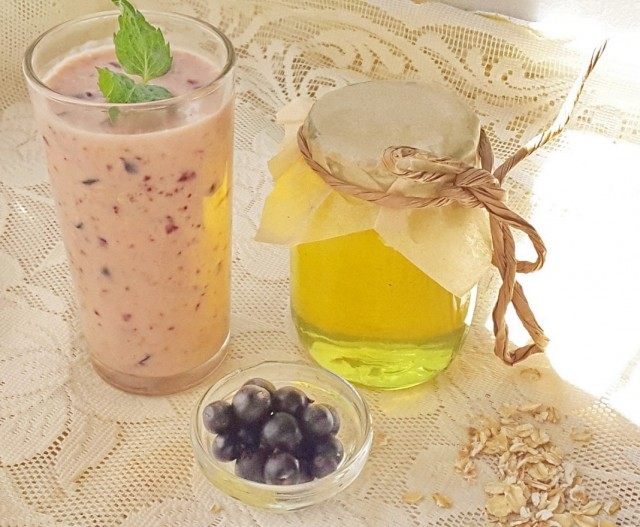 Смузи из чёрной смородины с мёдом