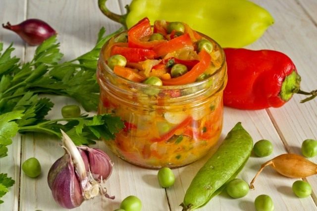 Салат из сладкого перца с цуккини и горошком