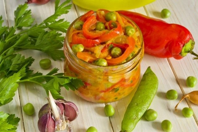 Салат из сладкого перца с цуккини и горошком