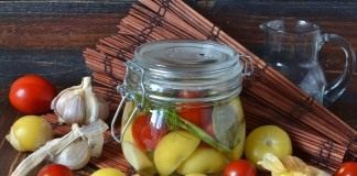 Маринованный физалис с черри и чесноком
