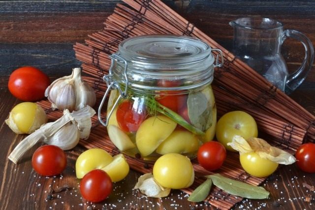 Маринованный физалис с черри и чесноком