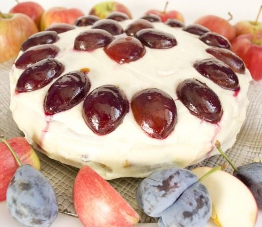 Бисквитный торт с осенними фруктами