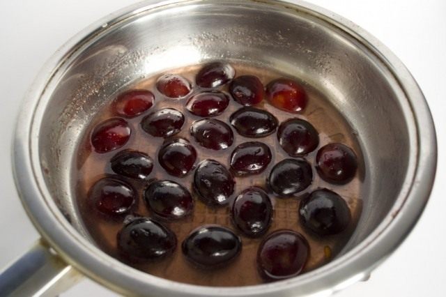 Карамелизуем сливы в сиропе с коньяком