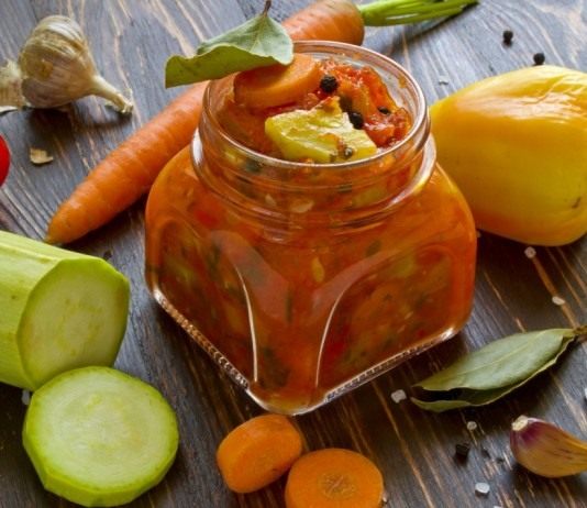 Кабачки с морковью, тушеные в овощном соусе, на зиму