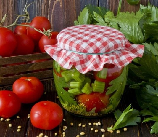 Маринованные помидоры с сельдереем и горчицей