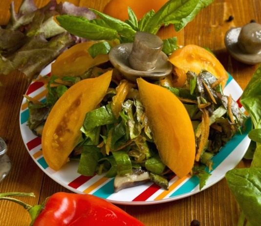 Постный салат с жареными грибами