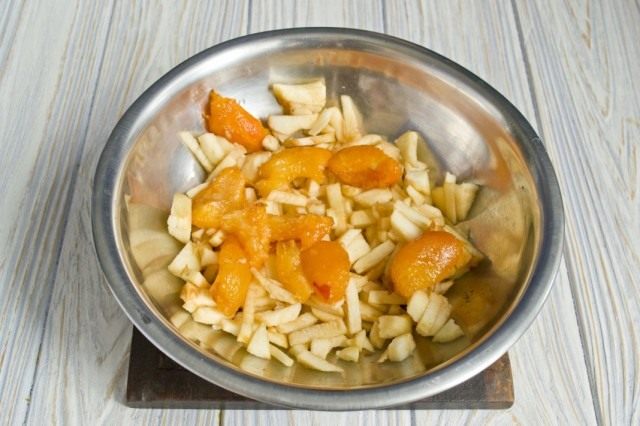 Очищаем и нарезаем яблоки и абрикосы