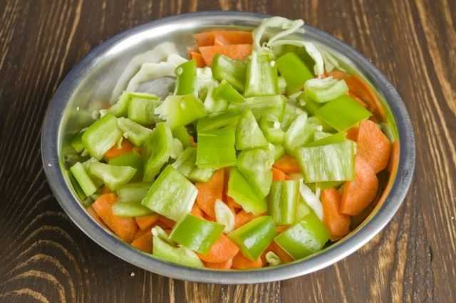 Нарезаем кубиками болгарский перец