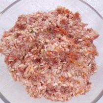 Замешиваем фарш, обжаренные овощи и рис