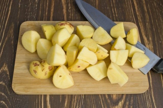 Нарезанный картофель отправляем в кипящий бульон