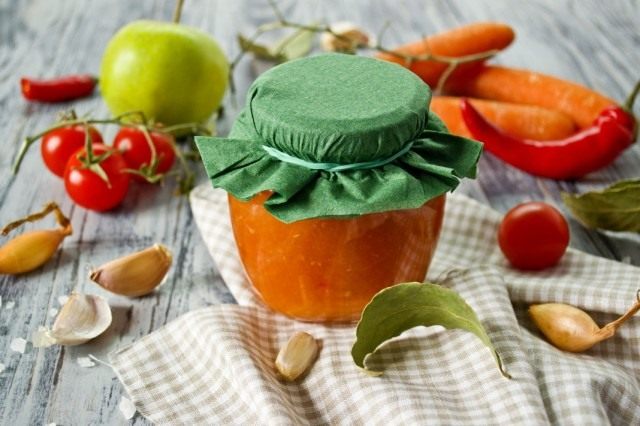 Соус из помидоров с морковью и яблоками на зиму