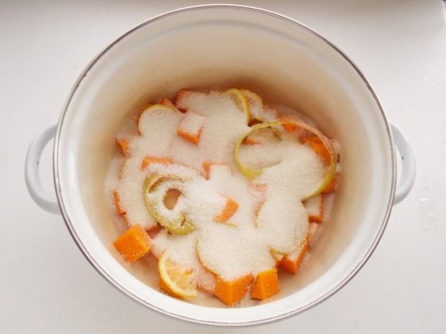 Насыпаем в кастрюлю сахар Насыпаем в кастрюлю сахар